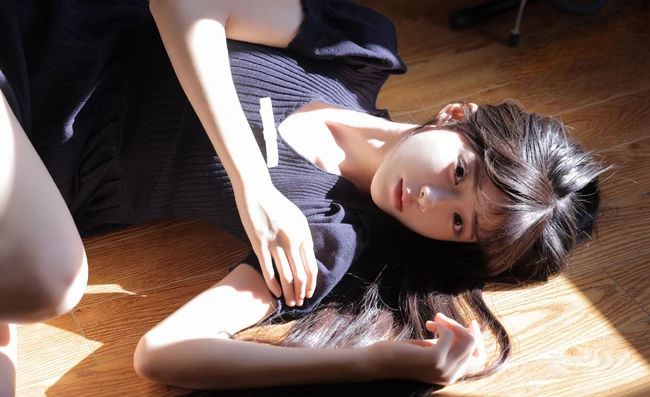 享受冬日温暖阳光的清纯齐刘海长发少女居家写真美照