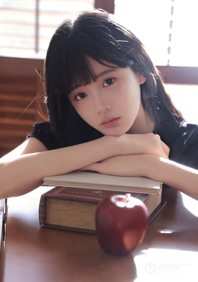 享受冬日温暖阳光的清纯齐刘海长发少女居家写真美照