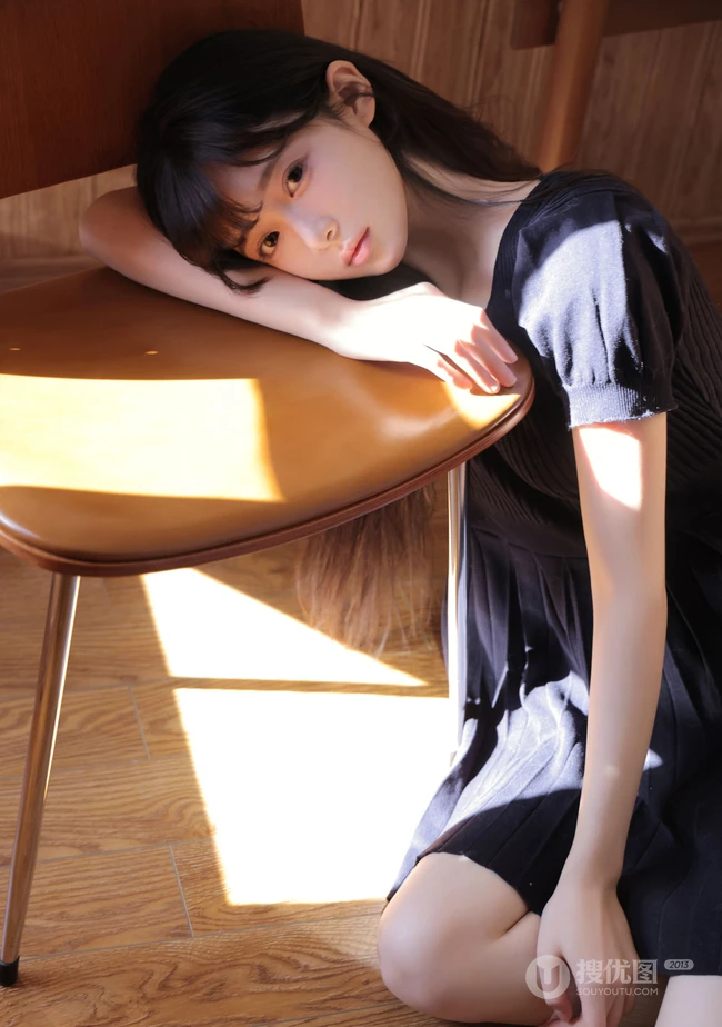享受冬日温暖阳光的清纯齐刘海长发少女居家写真美照