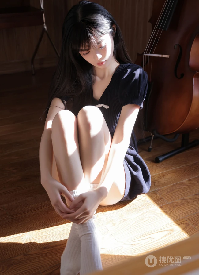 享受冬日温暖阳光的清纯齐刘海长发少女居家写真美照