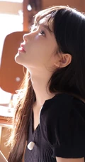 享受冬日温暖阳光的清纯齐刘海长发少女居家写真美照