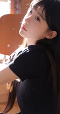 享受冬日温暖阳光的清纯齐刘海长发少女居家写真美照