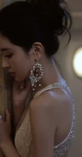 精致如你，优雅气质 精选高挑女生轻熟装扮精致V领白裙屋内美照