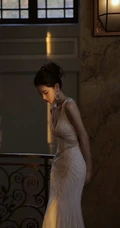 精致如你，优雅气质 精选高挑女生轻熟装扮精致V领白裙屋内美照