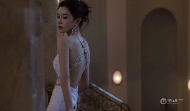 精致如你，优雅气质 精选高挑女生轻熟装扮精致V领白裙屋内美照