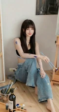 画画的女人，拿着画笔在画室的紧身运动家居服肩带牛仔裤高清女生写真图片