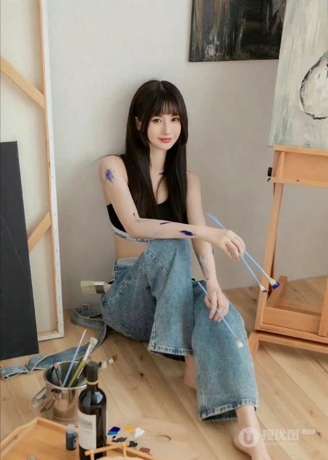 画画的女人，拿着画笔在画室的紧身运动家居服肩带牛仔裤高清女生写真图片
