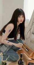 画画的女人，拿着画笔在画室的紧身运动家居服肩带牛仔裤高清女生写真图片