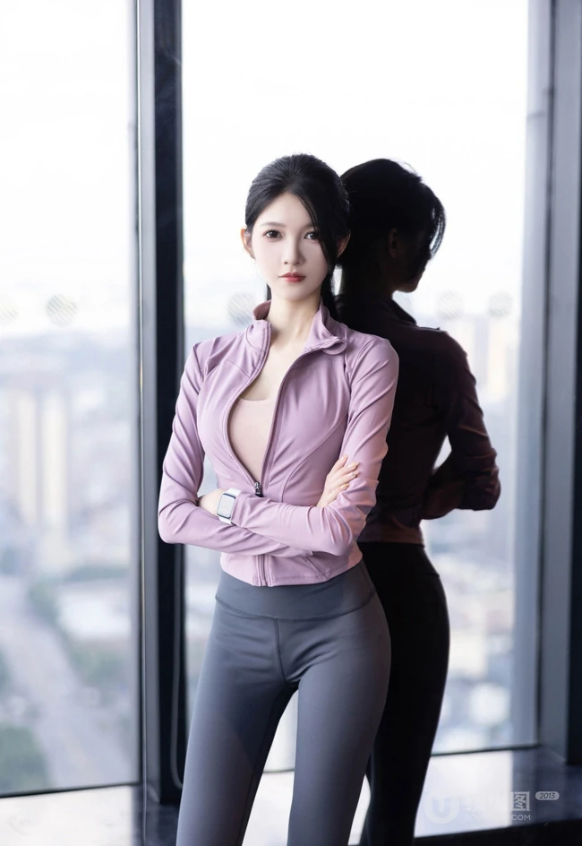 健身房锻炼的气质女生网红模特紧身运动衣鲨鱼裤穿着显完美身段写真套图