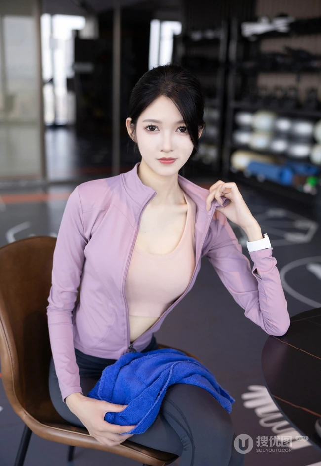 健身房锻炼的气质女生网红模特紧身运动衣鲨鱼裤穿着显完美身段写真套图