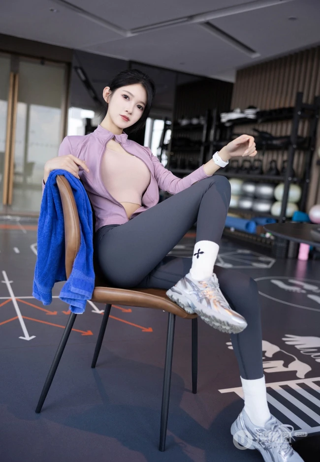 健身房锻炼的气质女生网红模特紧身运动衣鲨鱼裤穿着显完美身段写真套图