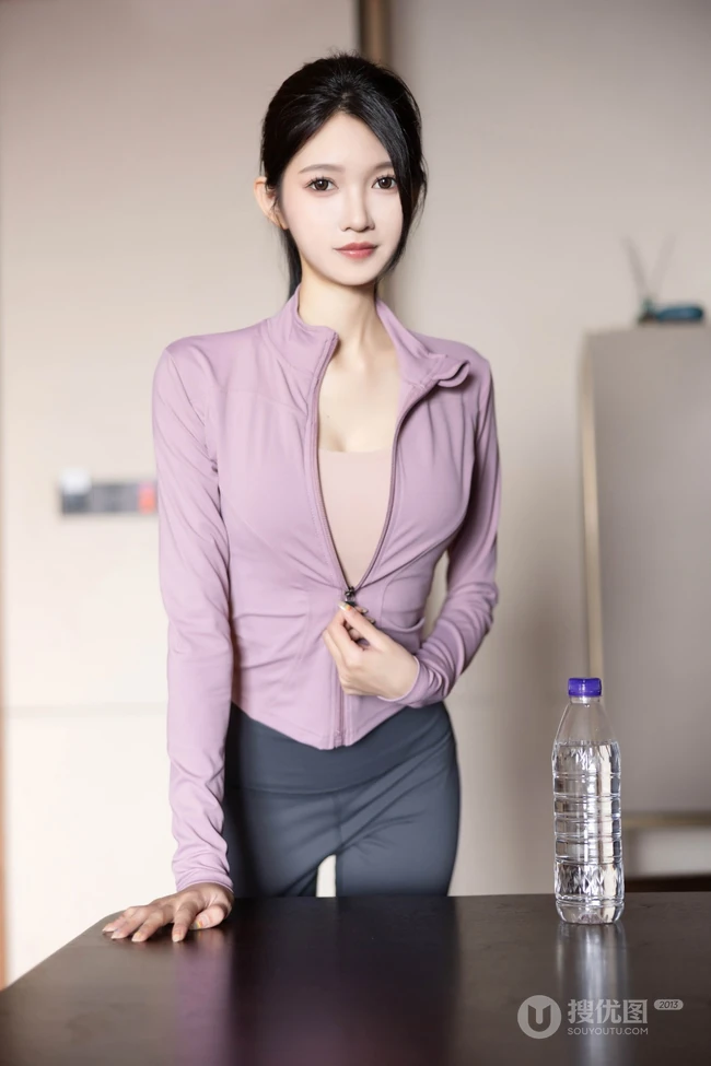 健身房锻炼的气质女生网红模特紧身运动衣鲨鱼裤穿着显完美身段写真套图