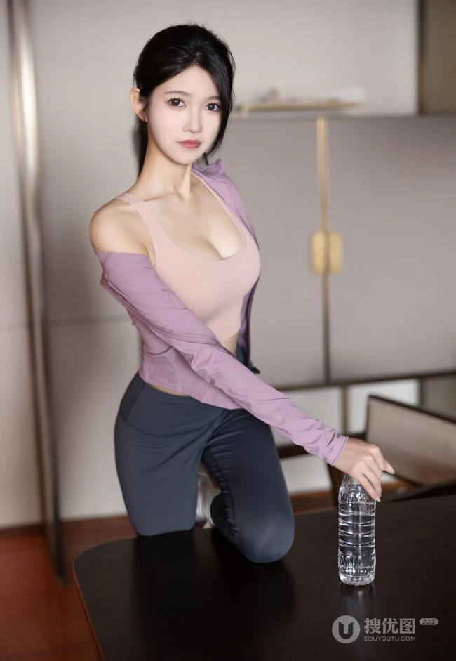 健身房锻炼的气质女生网红模特紧身运动衣鲨鱼裤穿着显完美身段写真套图