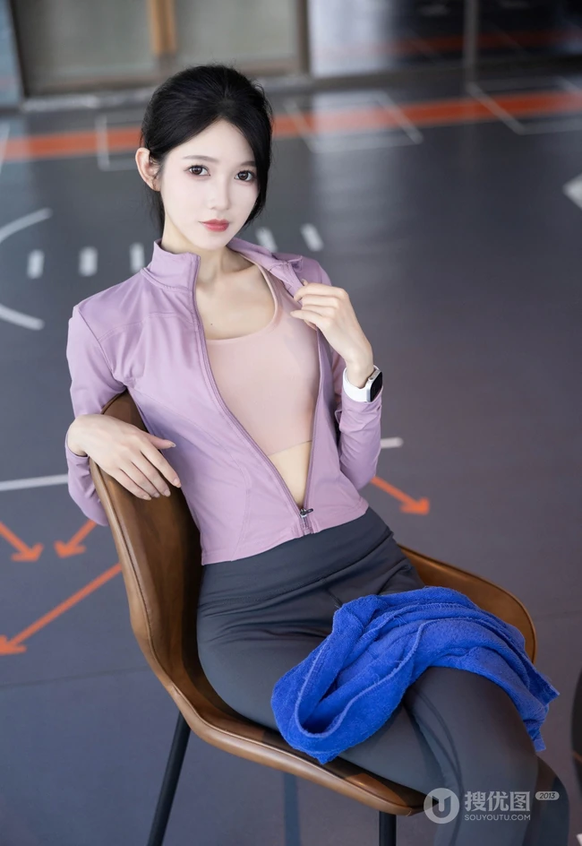 健身房锻炼的气质女生网红模特紧身运动衣鲨鱼裤穿着显完美身段写真套图