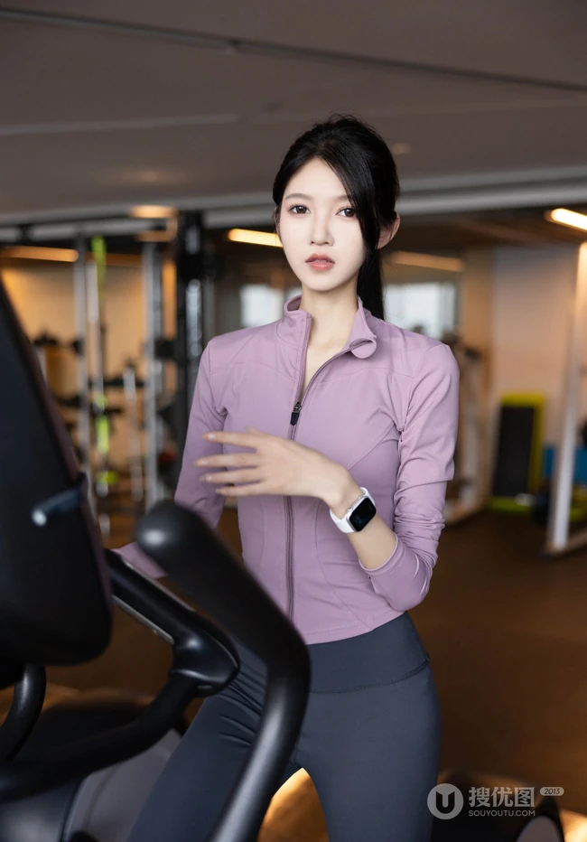 健身房锻炼的气质女生网红模特紧身运动衣鲨鱼裤穿着显完美身段写真套图