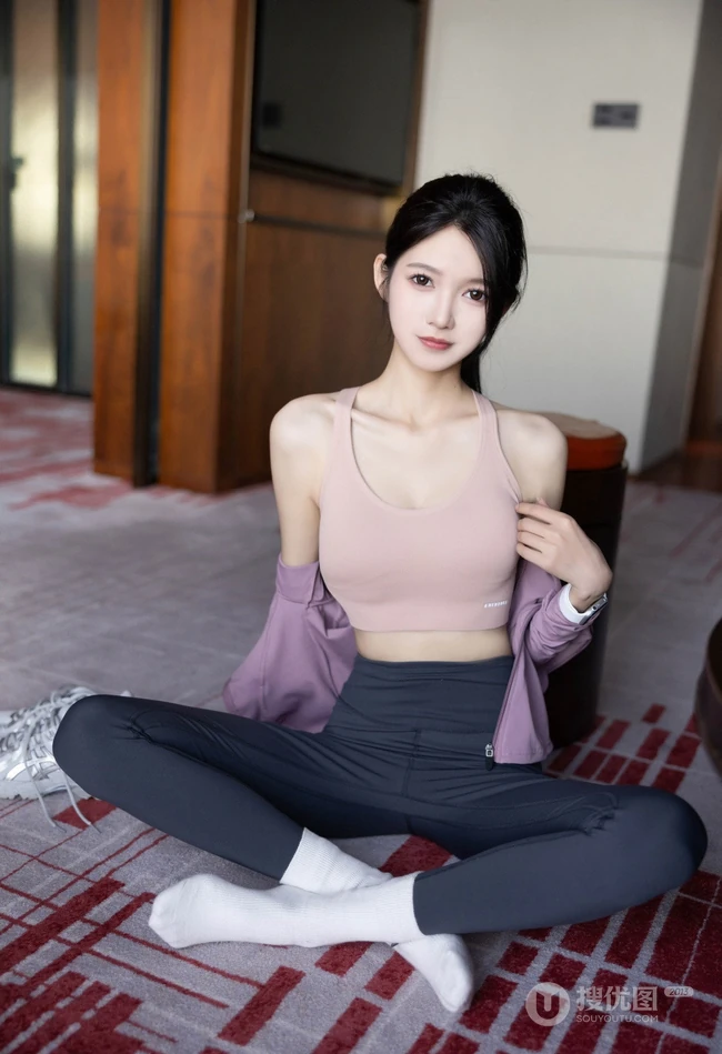 健身房锻炼的气质女生网红模特紧身运动衣鲨鱼裤穿着显完美身段写真套图