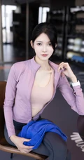 健身房锻炼的气质女生网红模特紧身运动衣鲨鱼裤穿着显完美身段写真套图
