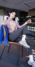 健身房锻炼的气质女生网红模特紧身运动衣鲨鱼裤穿着显完美身段写真套图