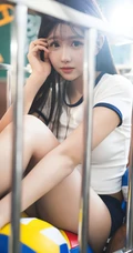 商场里坐在推车上的匀称漂亮运动学生装短裤女生和篮球可爱写真套图