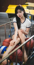 商场里坐在推车上的匀称漂亮运动学生装短裤女生和篮球可爱写真套图