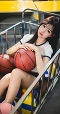 商场里坐在推车上的匀称漂亮运动学生装短裤女生和篮球可爱写真套图