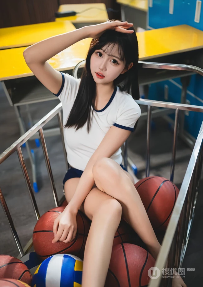 商场里坐在推车上的匀称漂亮运动学生装短裤女生和篮球可爱写真套图