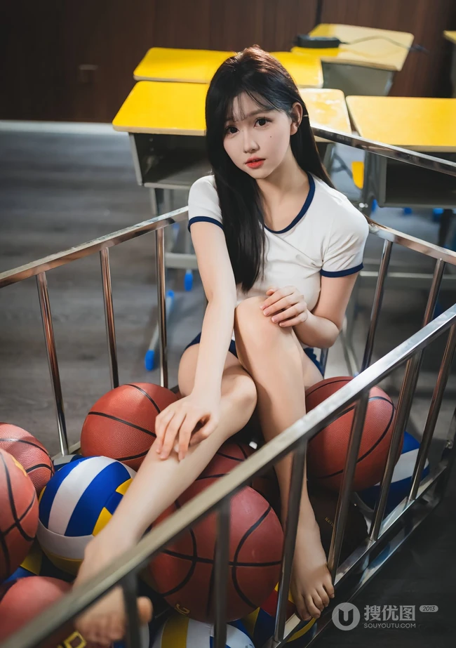 商场里坐在推车上的匀称漂亮运动学生装短裤女生和篮球可爱写真套图