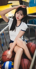 商场里坐在推车上的匀称漂亮运动学生装短裤女生和篮球可爱写真套图
