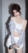 娇俏动人，表情可爱的白色肩带礼裙衣短裤少女手拿相机居家写真照