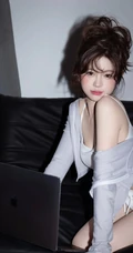 娇俏动人，表情可爱的白色肩带礼裙衣短裤少女手拿相机居家写真照