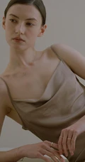 金发碧眼欧美模特写真，模样端庄，造型精致的欧美肩带睡裙女生写真美照