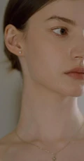 金发碧眼欧美模特写真，模样端庄，造型精致的欧美肩带睡裙女生写真美照