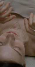 金发碧眼欧美模特写真，模样端庄，造型精致的欧美肩带睡裙女生写真美照