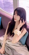 妹子的笑容也太可爱动人了吧，肩带粉裙高颜值长发女生海上游轮船舱旅拍照片