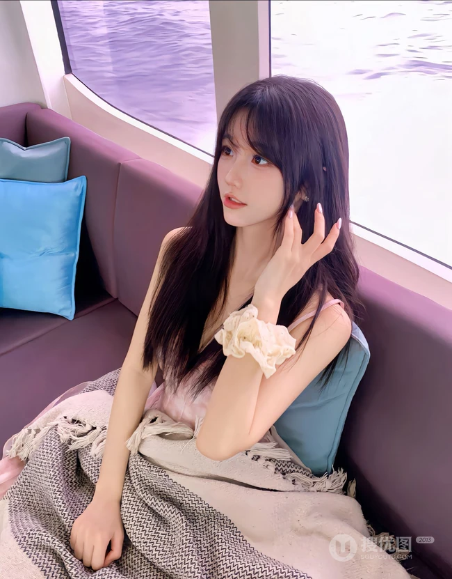 妹子的笑容也太可爱动人了吧，肩带粉裙高颜值长发女生海上游轮船舱旅拍照片