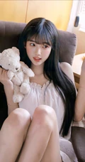 头上顶着书本，手拿小熊玩偶的超可爱漂亮女生肩带睡裙短裤居家室内照