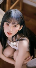 头上顶着书本，手拿小熊玩偶的超可爱漂亮女生肩带睡裙短裤居家室内照