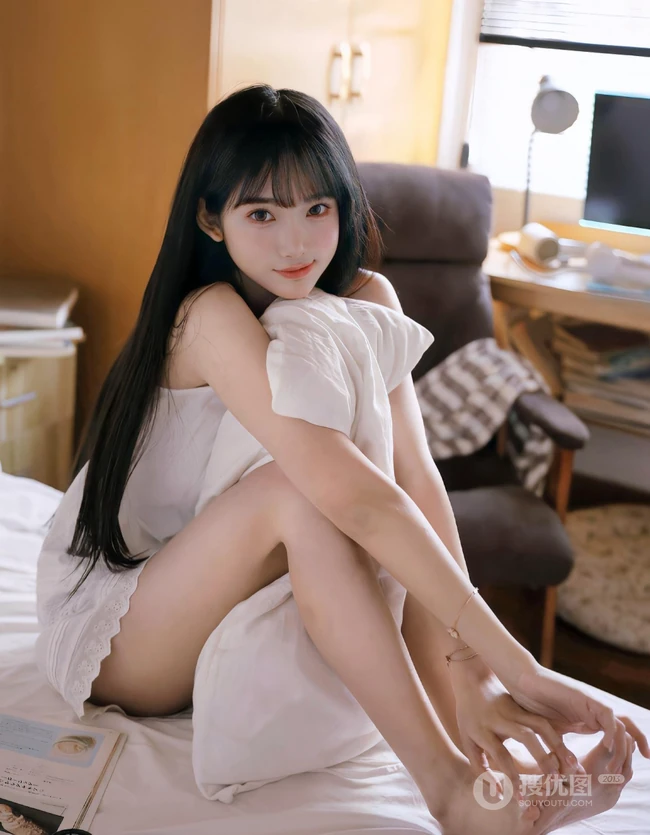 头上顶着书本，手拿小熊玩偶的超可爱漂亮女生肩带睡裙短裤居家室内照