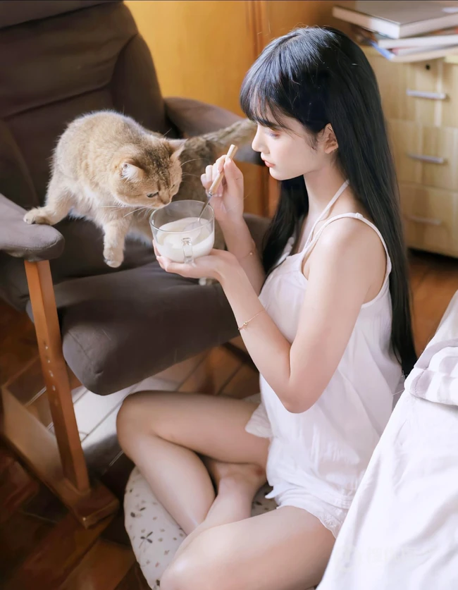 头上顶着书本，手拿小熊玩偶的超可爱漂亮女生肩带睡裙短裤居家室内照