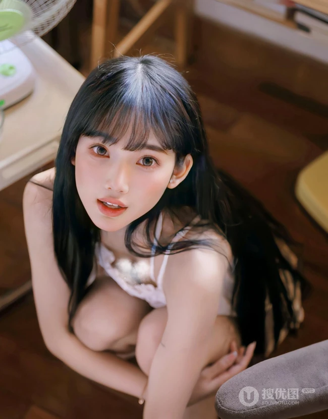 头上顶着书本，手拿小熊玩偶的超可爱漂亮女生肩带睡裙短裤居家室内照