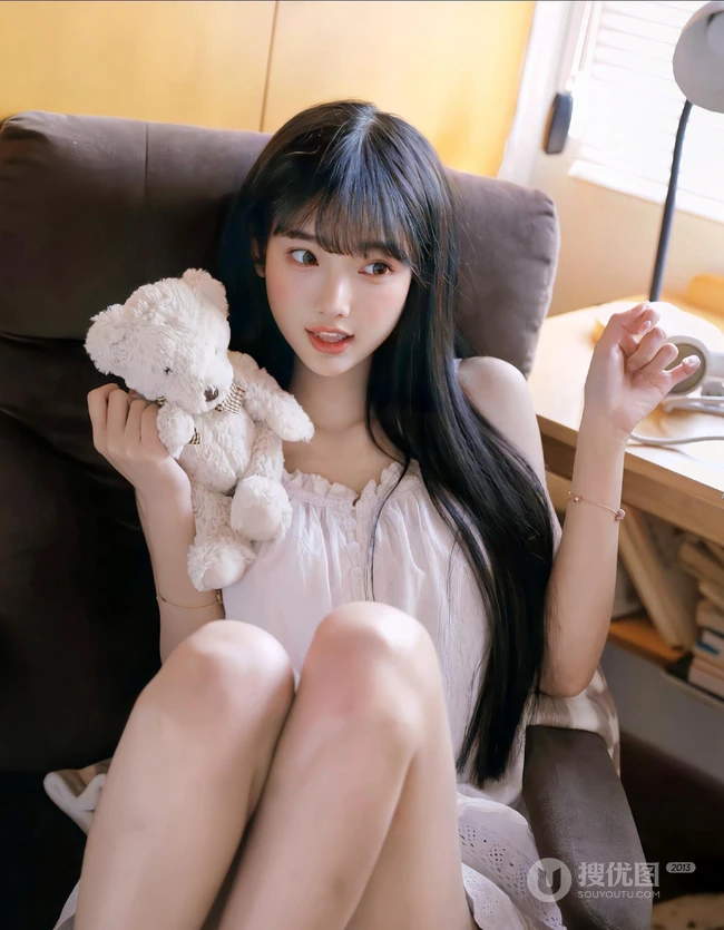头上顶着书本，手拿小熊玩偶的超可爱漂亮女生肩带睡裙短裤居家室内照
