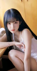 头上顶着书本，手拿小熊玩偶的超可爱漂亮女生肩带睡裙短裤居家室内照
