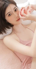 最喜欢女生的短短秀发，身段苗条气质的短发短裤高颜值女生室内写真美照