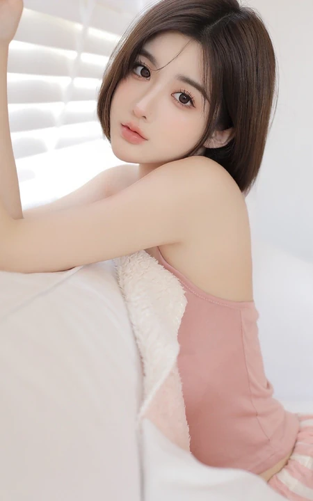 最喜欢女生的短短秀发，身段苗条气质的短发短裤高颜值女生室内写真美照