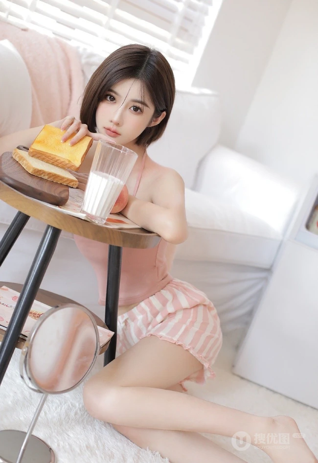 最喜欢女生的短短秀发，身段苗条气质的短发短裤高颜值女生室内写真美照