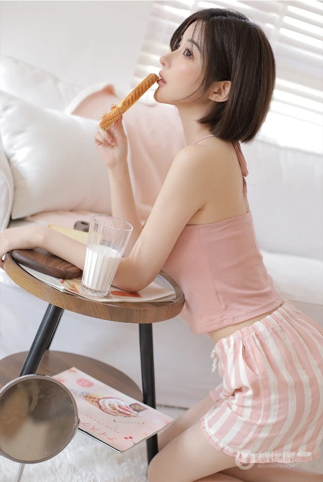 最喜欢女生的短短秀发，身段苗条气质的短发短裤高颜值女生室内写真美照