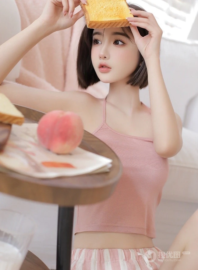 最喜欢女生的短短秀发，身段苗条气质的短发短裤高颜值女生室内写真美照