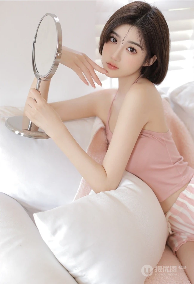 最喜欢女生的短短秀发，身段苗条气质的短发短裤高颜值女生室内写真美照