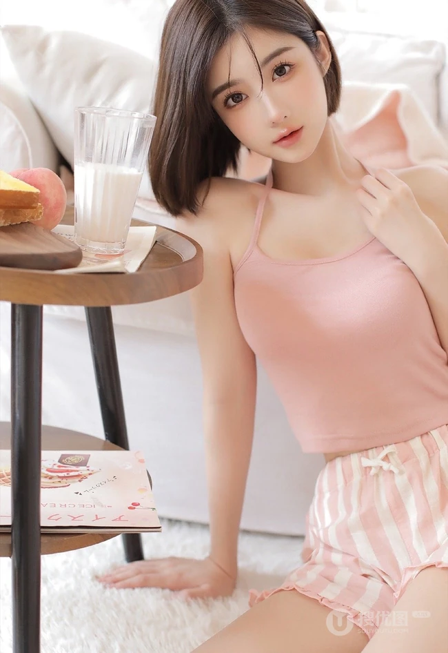 最喜欢女生的短短秀发，身段苗条气质的短发短裤高颜值女生室内写真美照