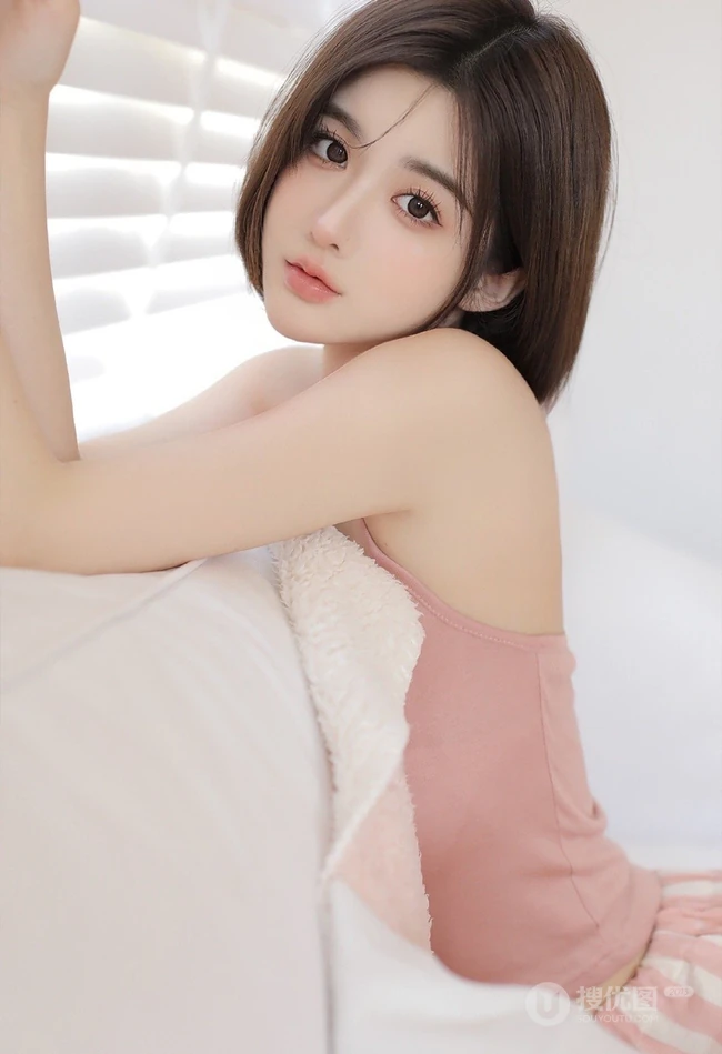 最喜欢女生的短短秀发，身段苗条气质的短发短裤高颜值女生室内写真美照